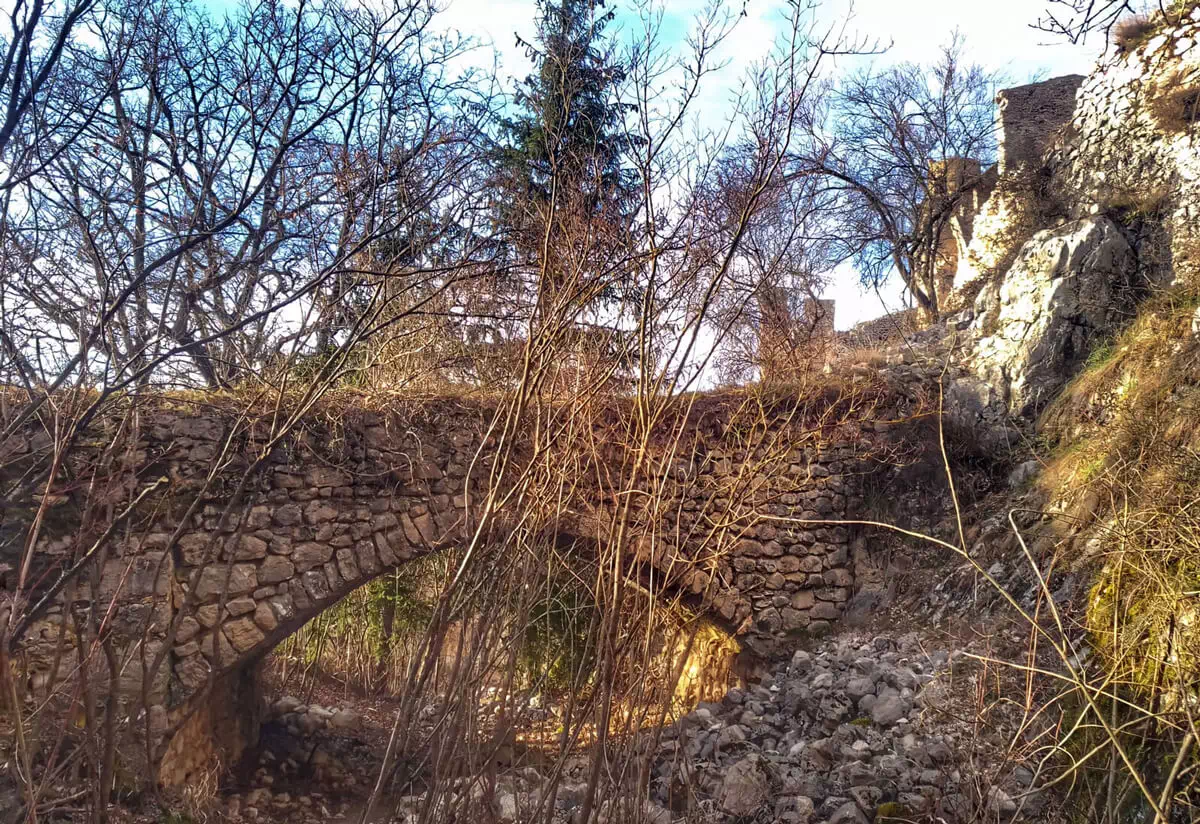 Castello o Borgo fortificato di Ocre Ponte