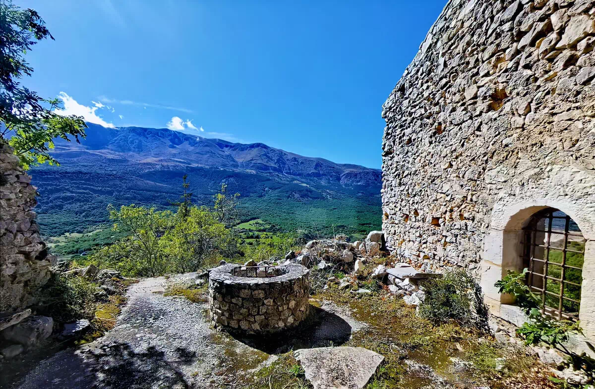 Castello o Borgo fortificato di Ocre Pozzo