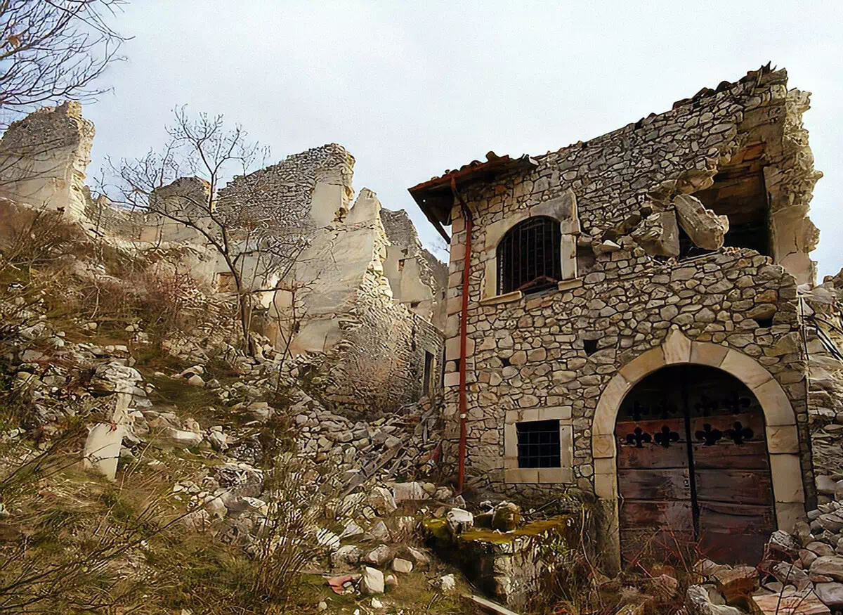 Castello o Borgo fortificato di Ocre Rovine