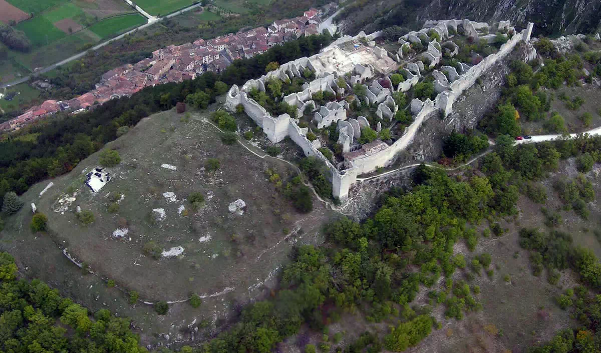 Ocre Castello o Borgo fortificato