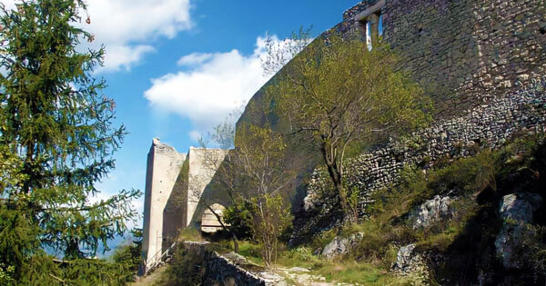 Borgo fortificato di Ocre | Castello di Ocre
